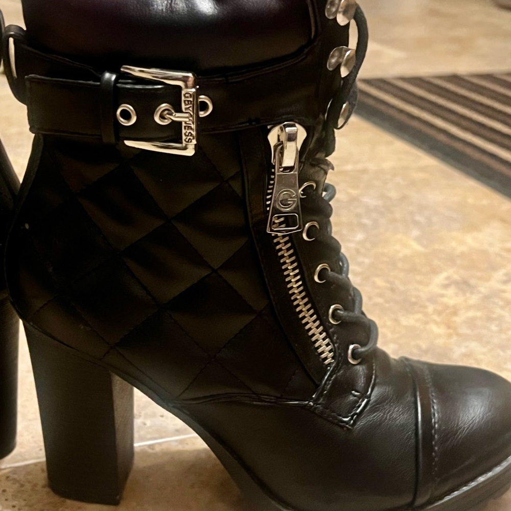 Guess -  Black leather quilted bootie